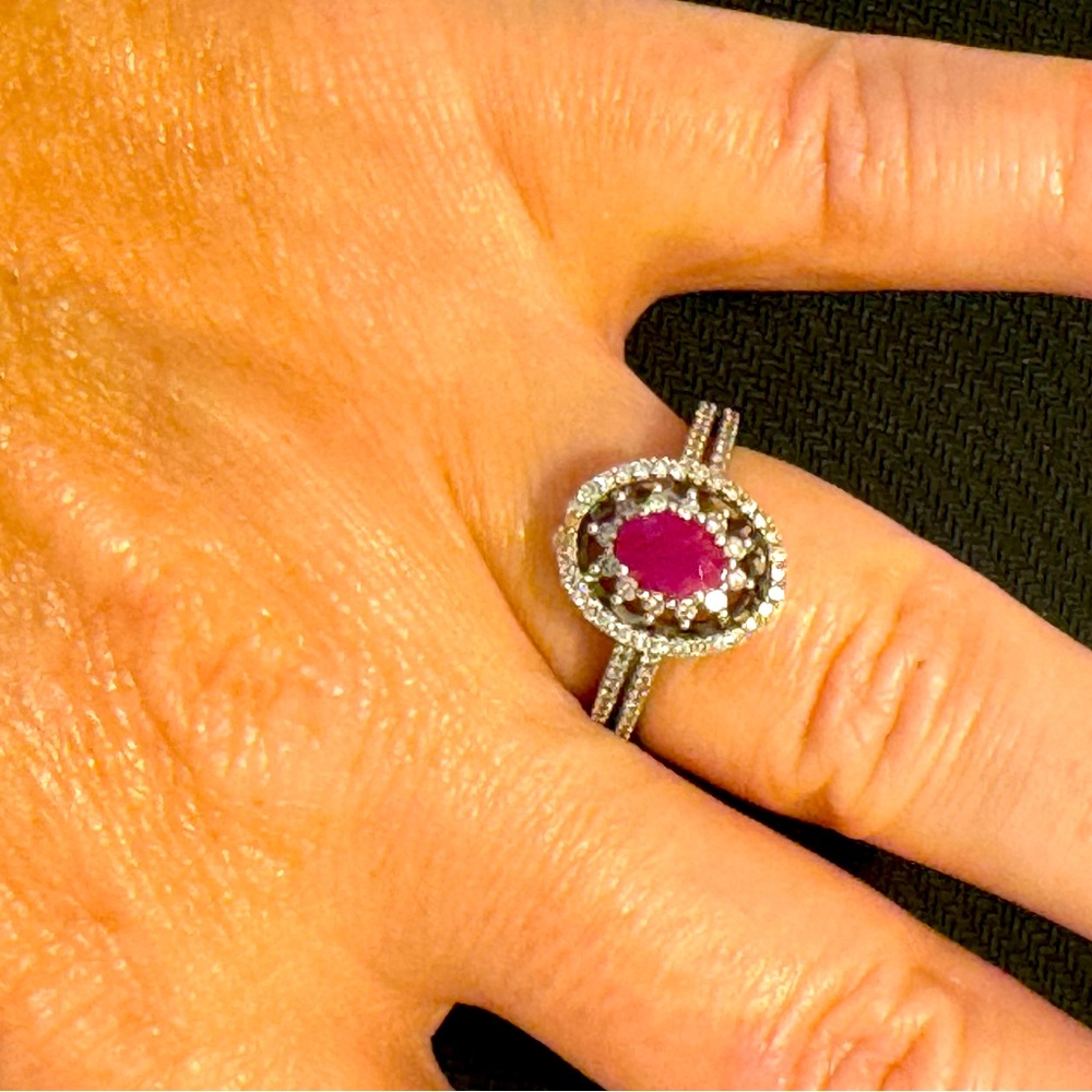 14 karat 0.82 diamond and ruby ring - Picture 2 of 2